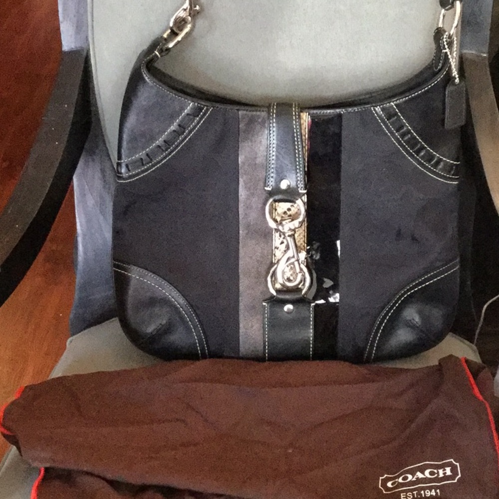 Black signature hobo in leather fabric